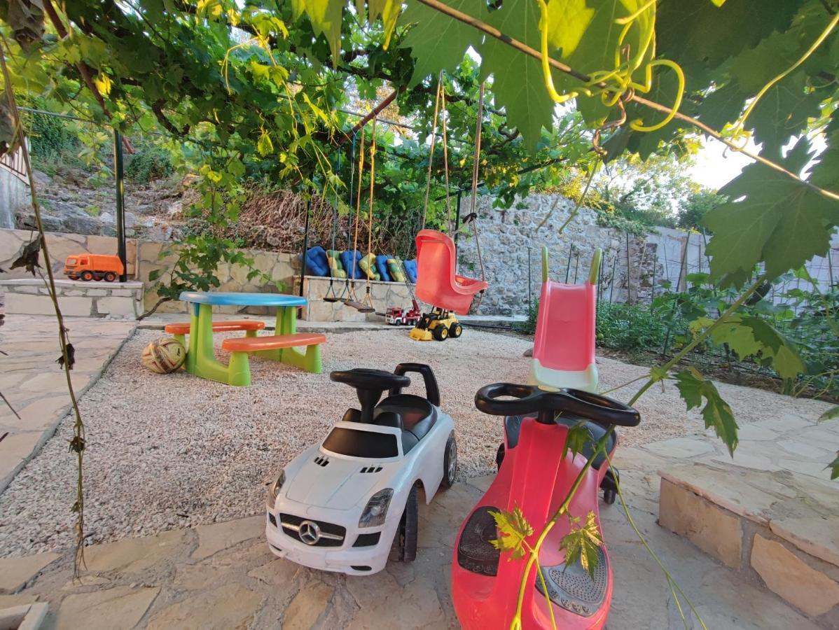 Villa Ivona With Swimming Pool And Jacuzzi Oslje ภายนอก รูปภาพ