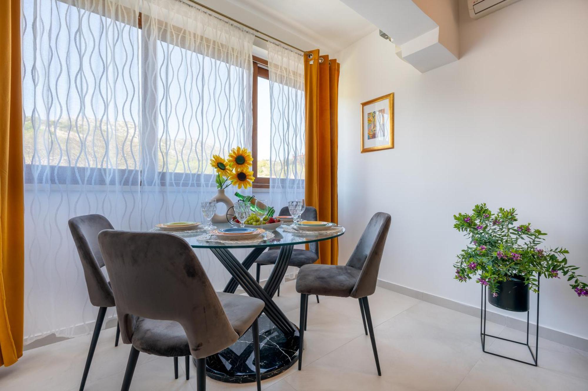 Villa Ivona With Swimming Pool And Jacuzzi Oslje ภายนอก รูปภาพ