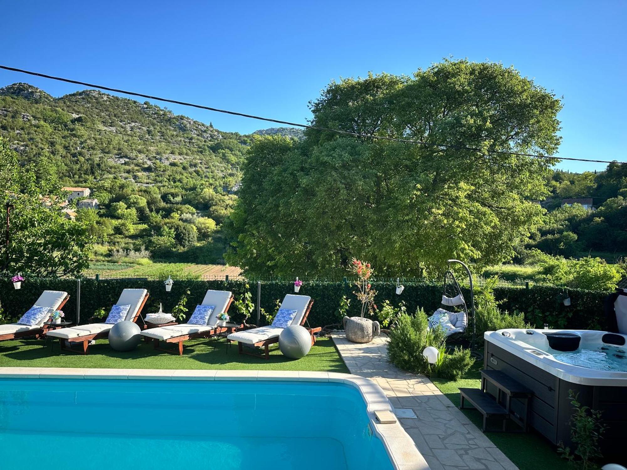 Villa Ivona With Swimming Pool And Jacuzzi Oslje ภายนอก รูปภาพ