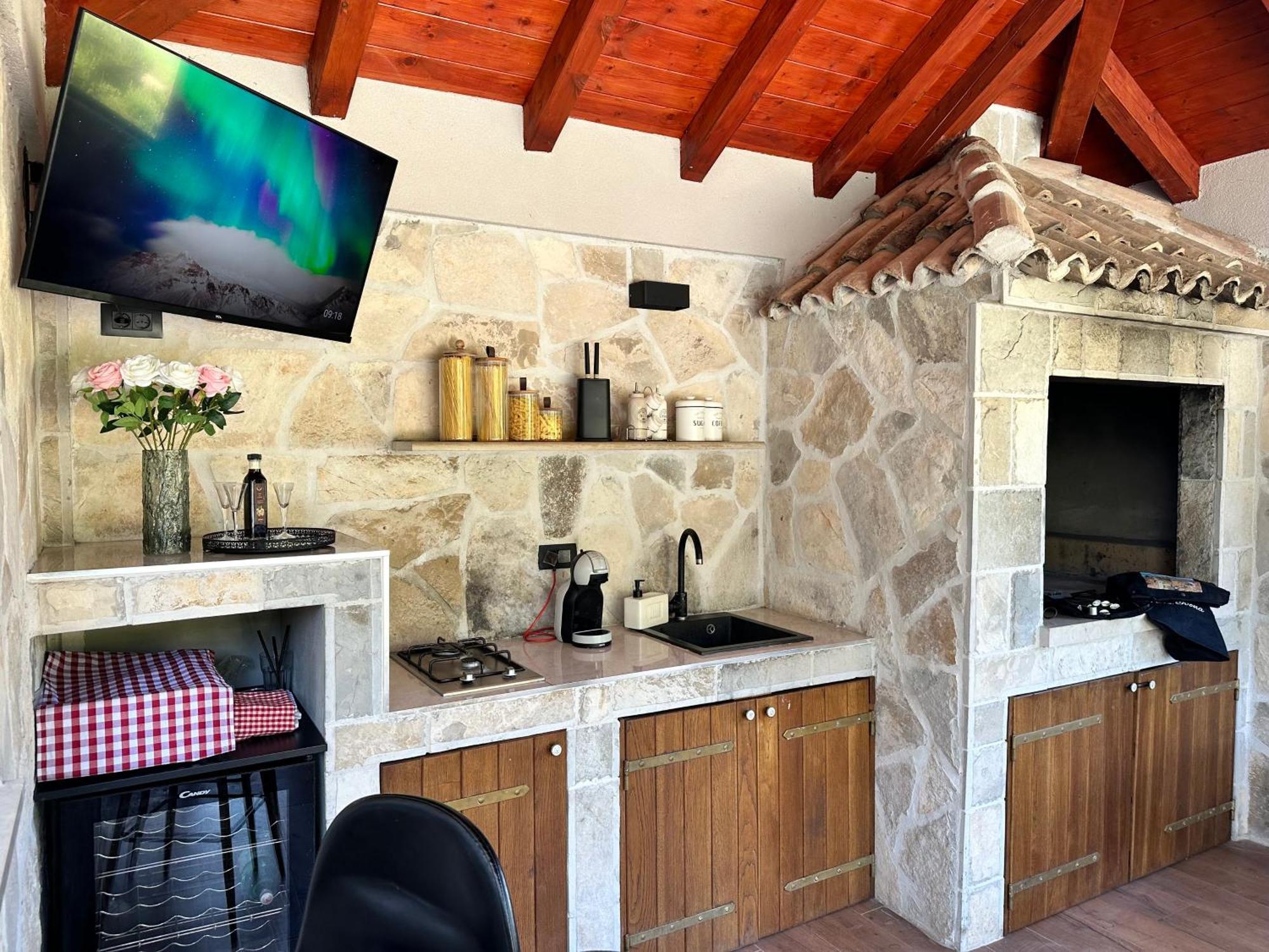 Villa Ivona With Swimming Pool And Jacuzzi Oslje ภายนอก รูปภาพ