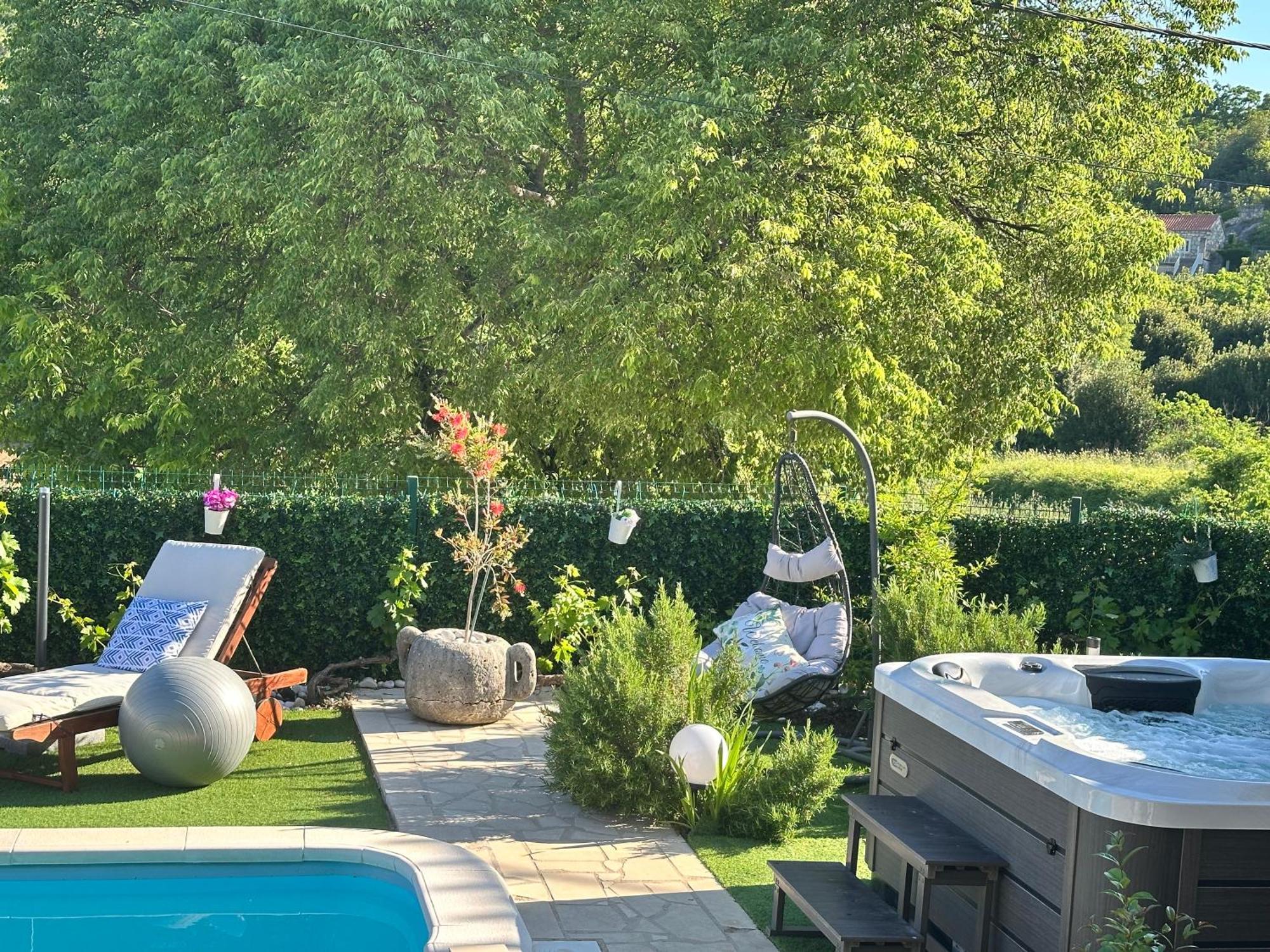 Villa Ivona With Swimming Pool And Jacuzzi Oslje ภายนอก รูปภาพ